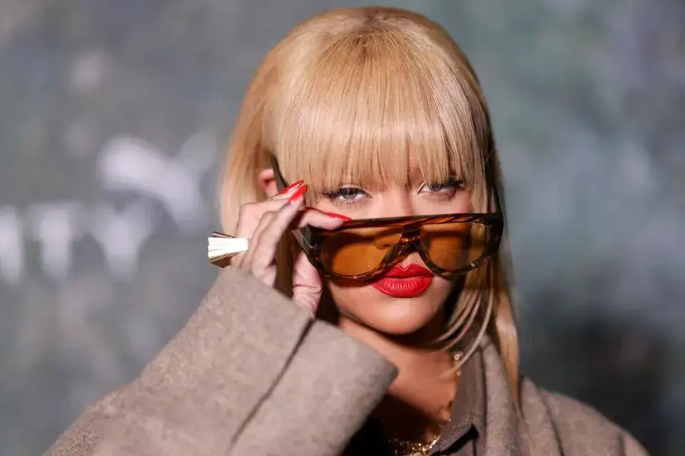 Rihanna lanza “Fenty Hair”: la multimillonaria estrella pop expande su imperio de belleza