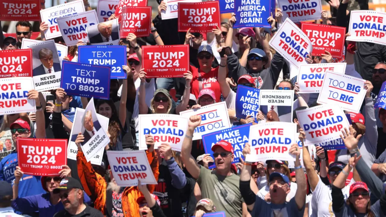 Influencers pro Trump alertan sobre ‘invasión’ de inmigrantes en plena campaña electoral