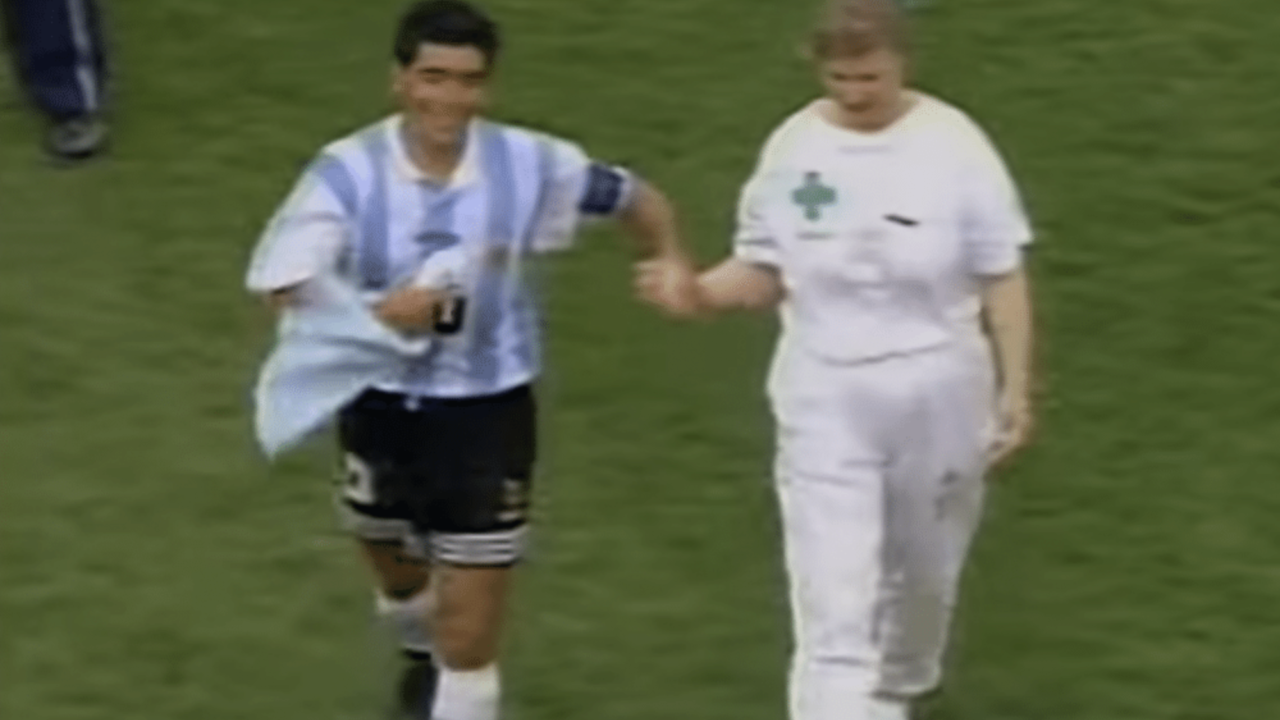 Subastan mechón de cabello de Maradona y camiseta de Ronaldo de la final del mundial 1998