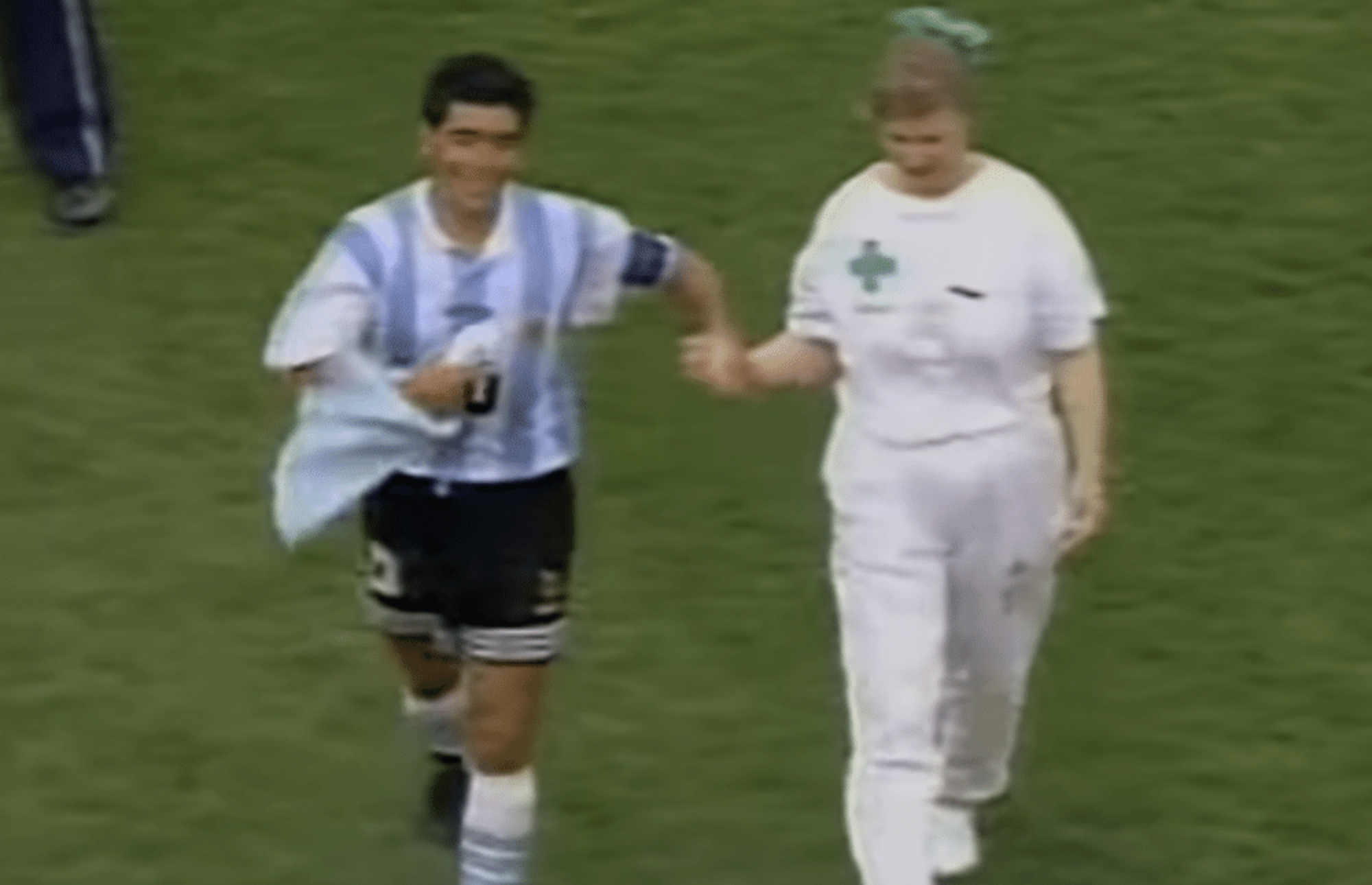 ‘Me cortaron las piernas’: a 30 años del último partido de Maradona con los colores argentinos