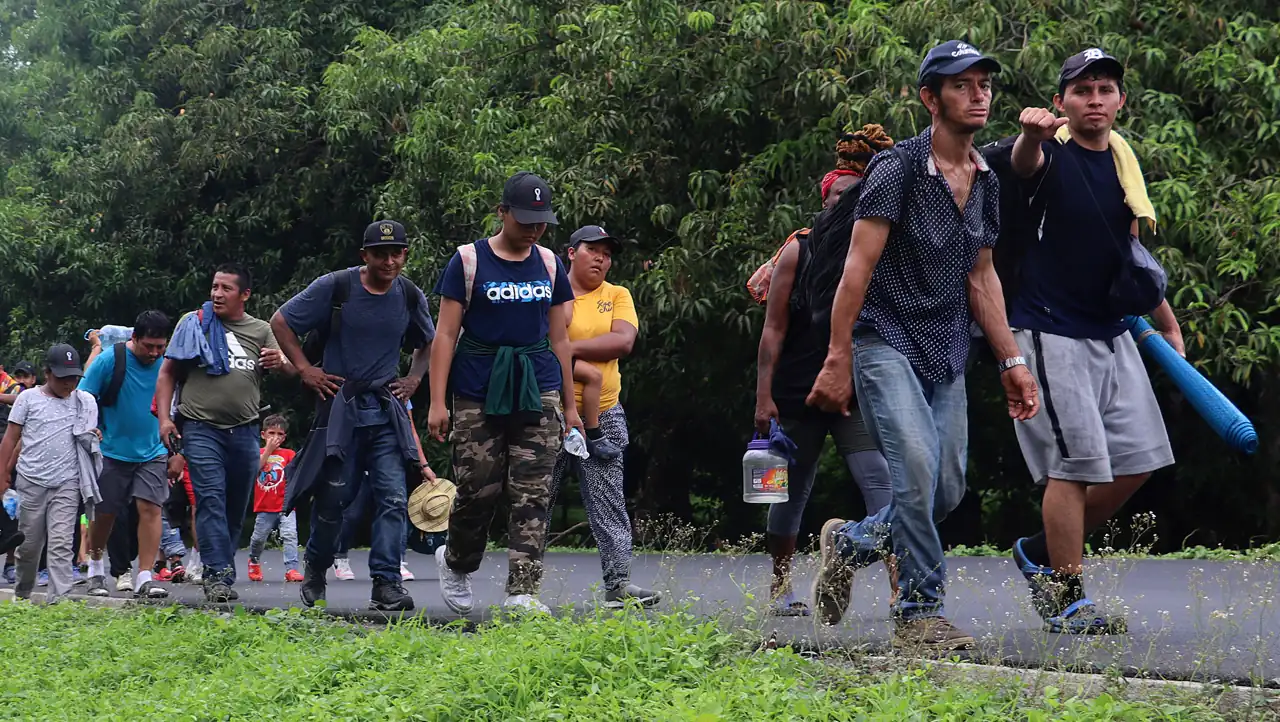 Migrantes desafían la alerta por lluvias y ciclones para cruzar la frontera sur del país
