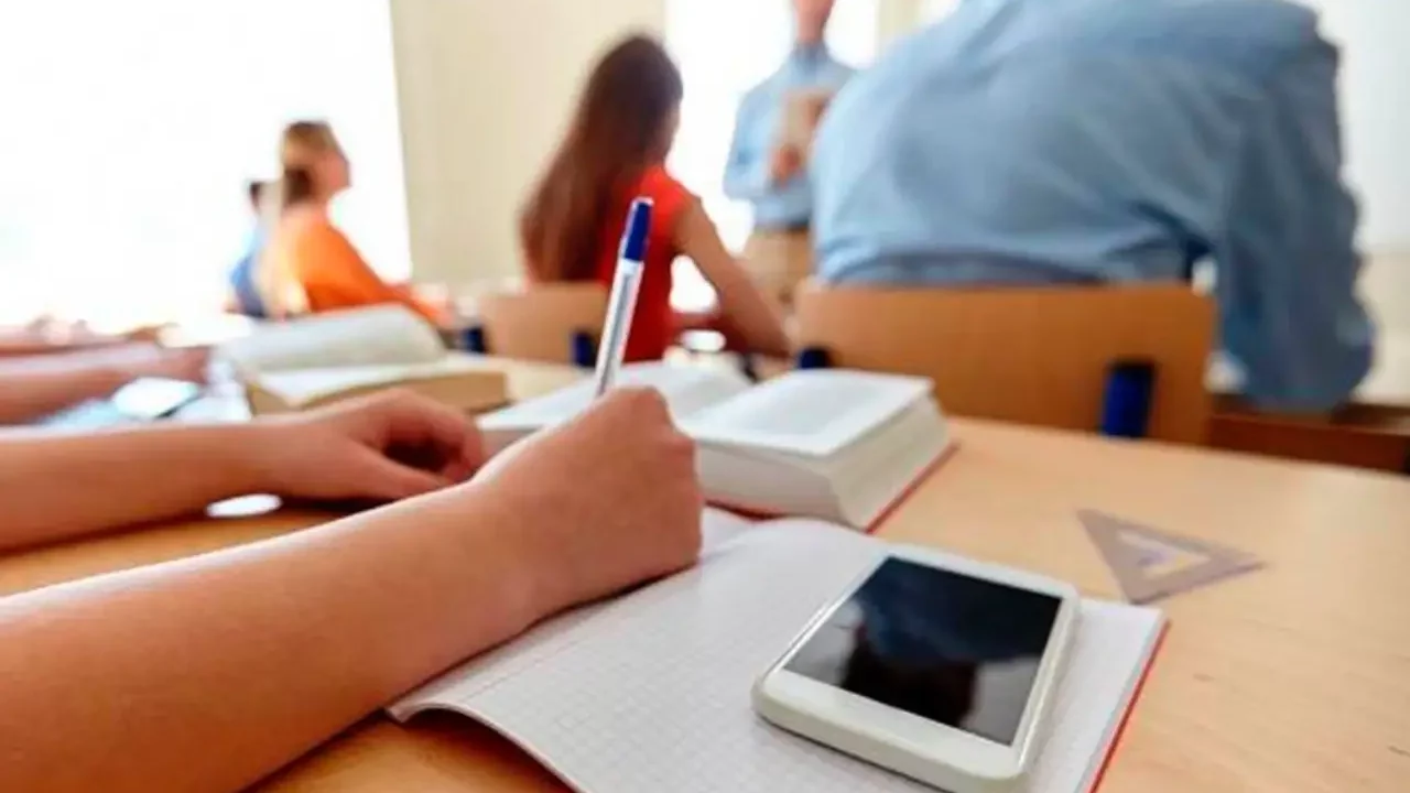 California aprueba ley para prohibir los teléfonos celulares en las escuelas