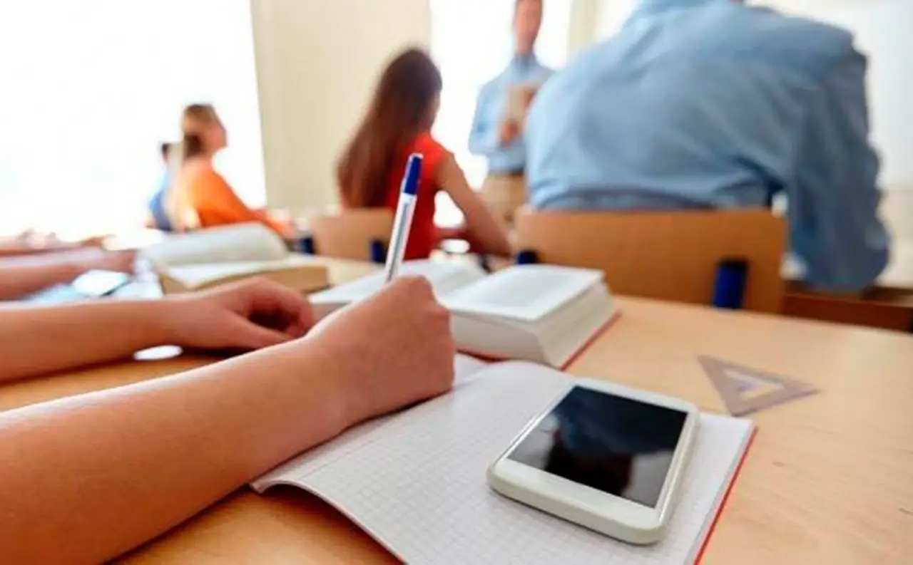 Escuelas de Los Ángeles estudian prohibir el uso de teléfonos celulares