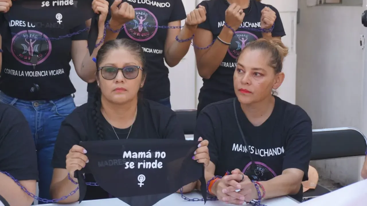 Mujeres se encadenan en Jalisco para exigir aprobación de ley contra violencia vicaria