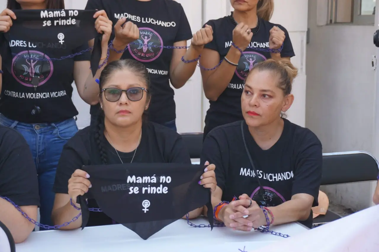 Mujeres se encadenan en Jalisco para exigir aprobación de ley contra violencia vicaria