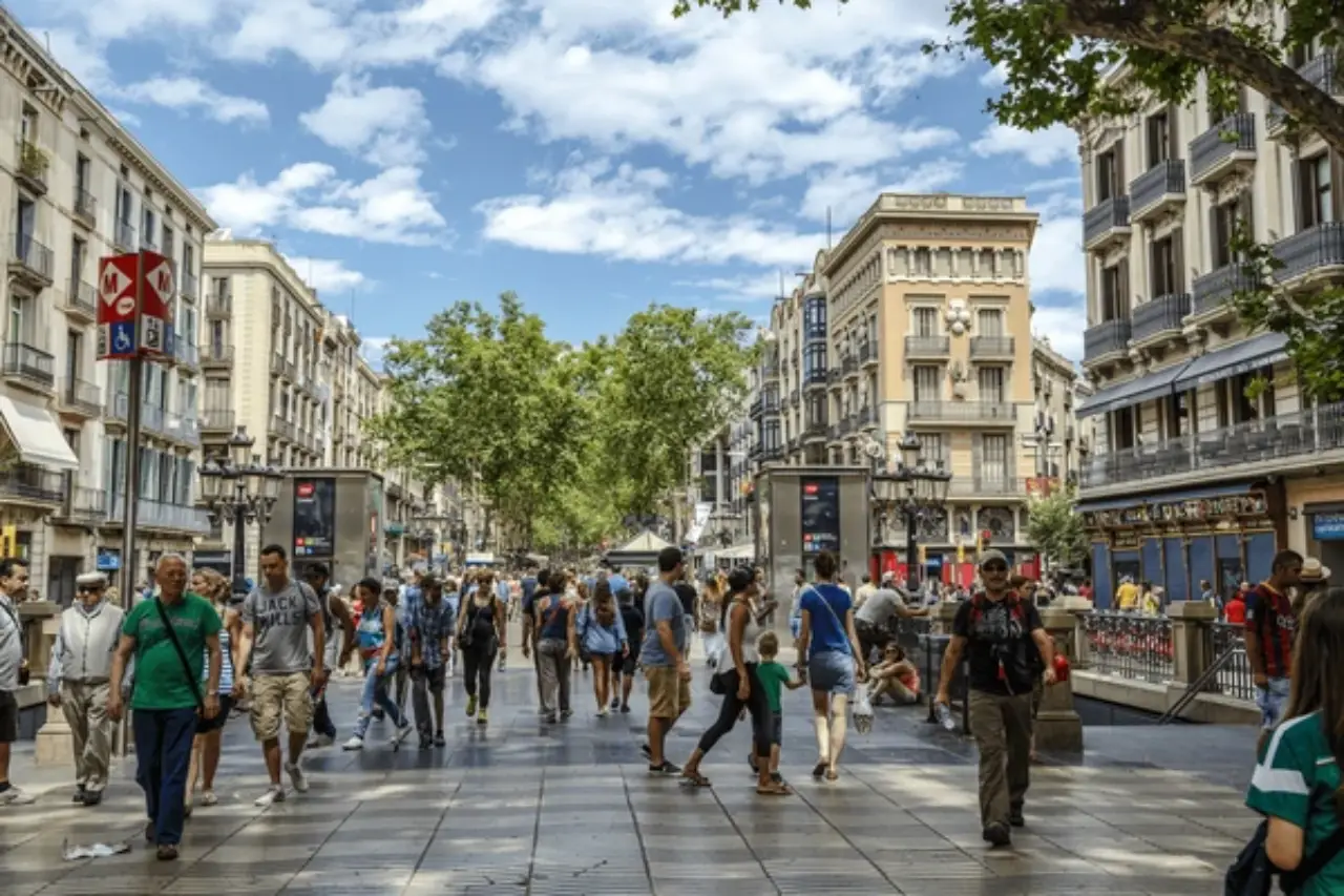 Barcelona anuncia que en 2029 no habrá viviendas de uso turístico en la ciudad