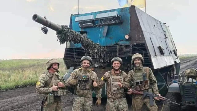 Las tropas ucranianas posan con un "tanque tortuga" ruso T-62 blindado que capturaron.FOTOGRAFÍA DEL MINISTERIO DE DEFENSA DE UCRANIA