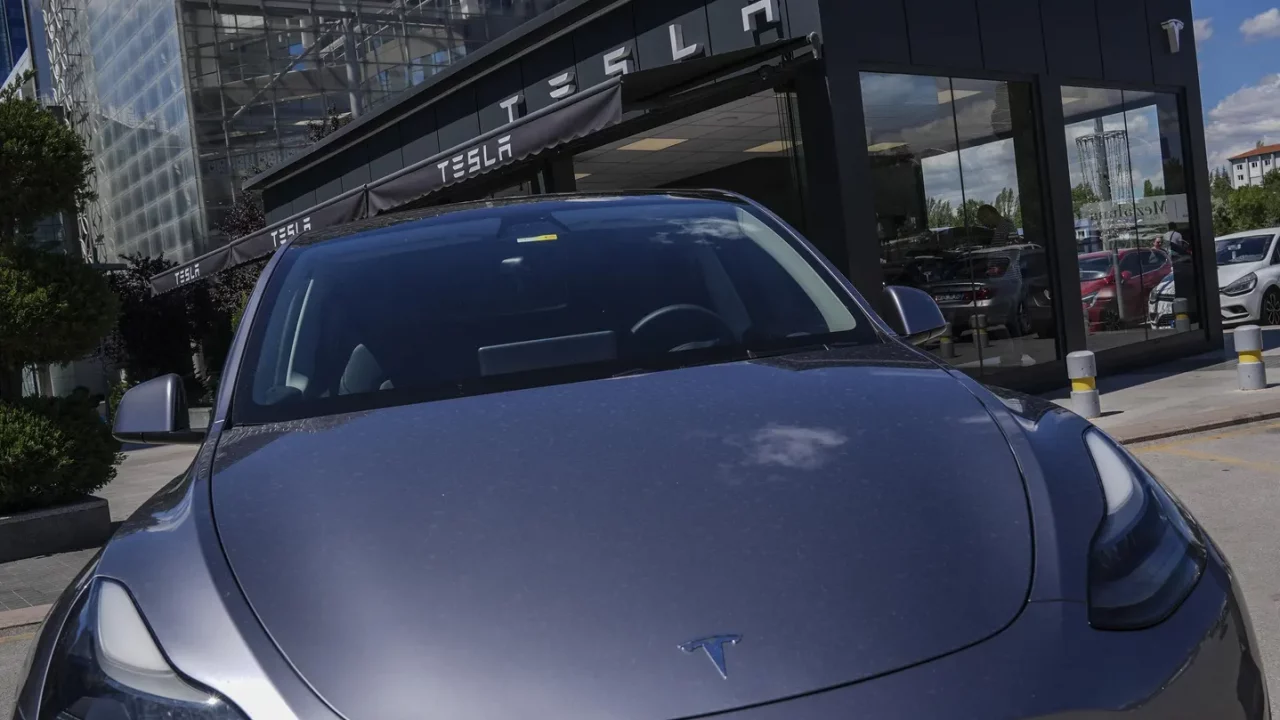 Tesla impulsa las acciones a máximos históricos mientras Wall Street reacciona al intento de asesinato de Trump