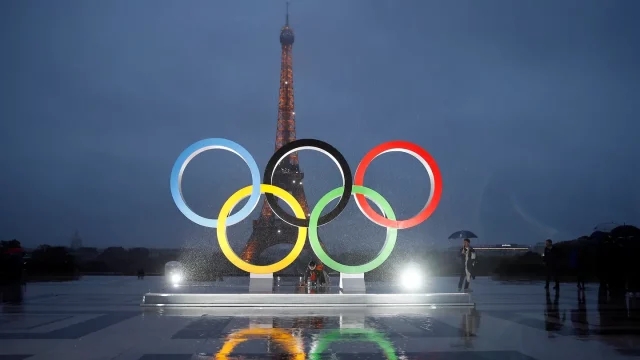 Los anillos olímpicos en la explanada de Trocadero frente a la Torre Eiffel. GETTY.