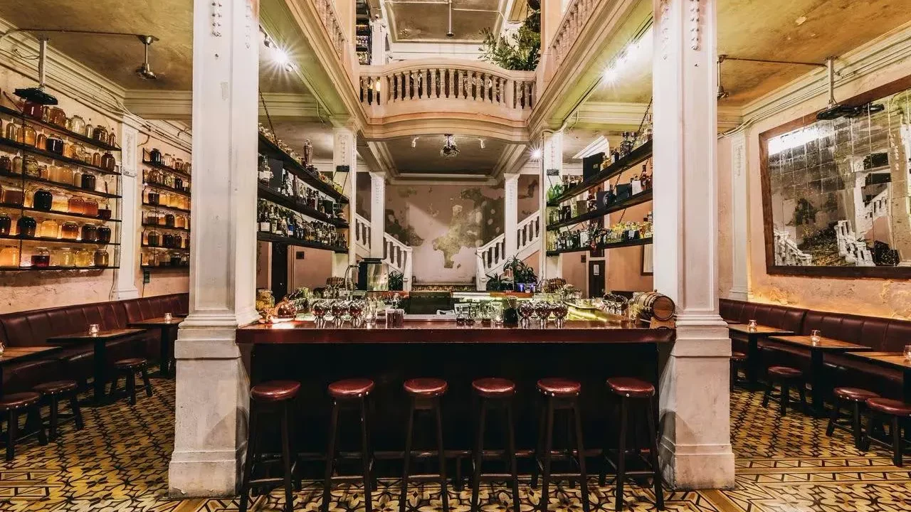 El mejor bar del mundo: Alquímico de Colombia gana el máximo galardón en los Spirited Awards 2024