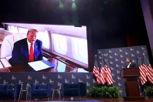 El expresidente Donald Trump hace una aparición durante el discurso de Jacob Helberg en el Foro Hill & Valley de este año.IMÁGENES DE GETTY IMAGES