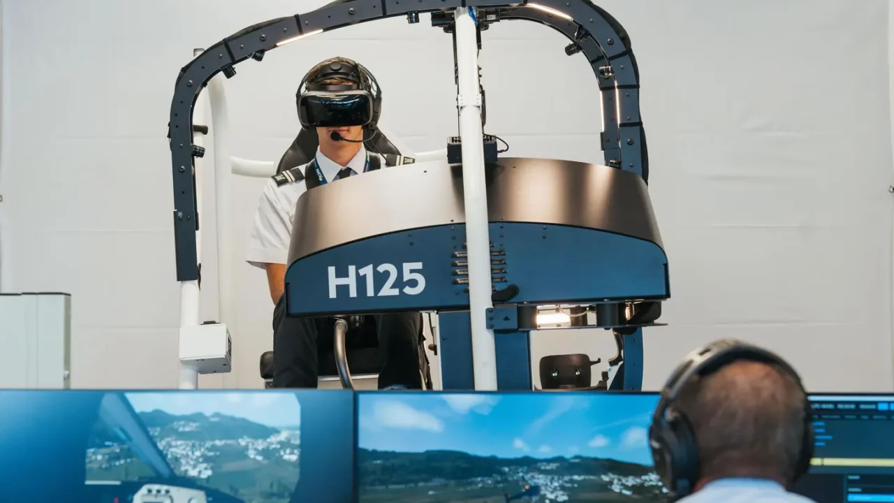 Pilotos aprenden a volar helicópteros en realidad virtual gracias a esta startup suiza