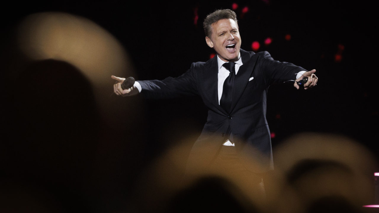 Luis Miguel inicia gira en Europa y así deslumbra a las fans con su total elegancia y atemporalidad