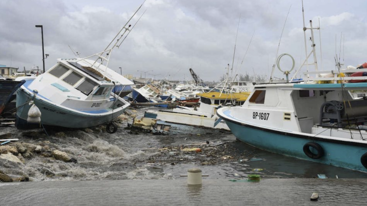 Beryl, letal en las Caimán: impacto afecta suministro eléctrico de unos 330,000 hogares