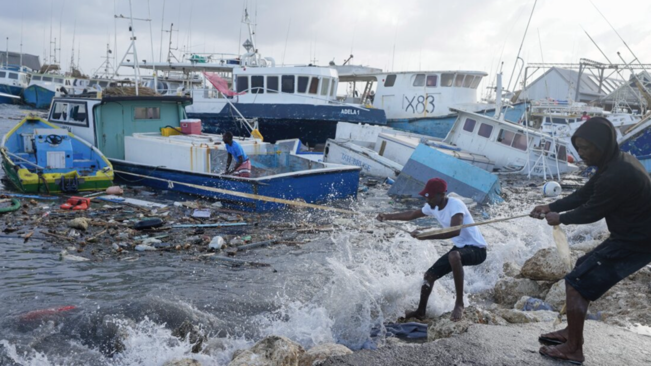 Devastación en cuatro municipios al sur de Jamaica tras paso del huracán Beryl; esta noche toca México
