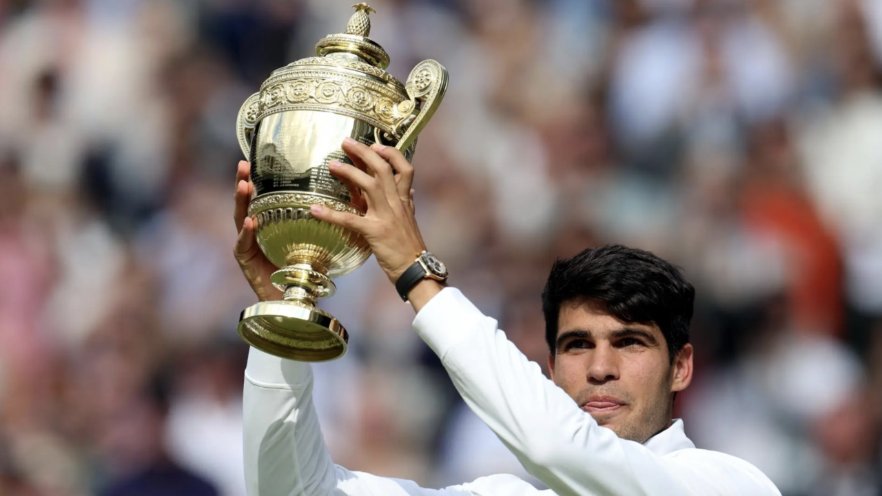 Wimbledon tiene nuevo rey: Alcaraz aplasta a Djokovic en un partido de infarto