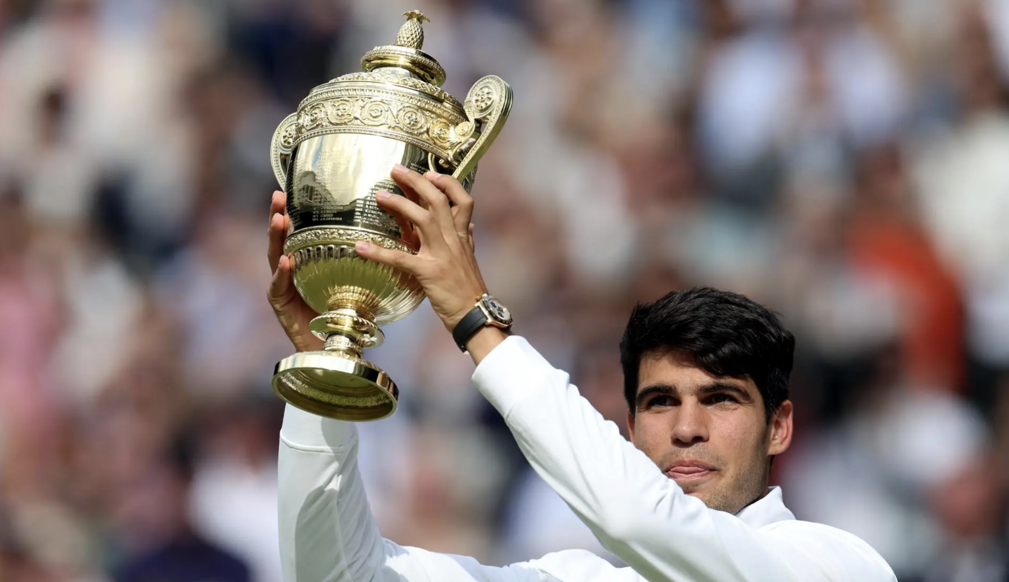 Wimbledon tiene nuevo rey: Alcaraz aplasta a Djokovic en un partido de infarto