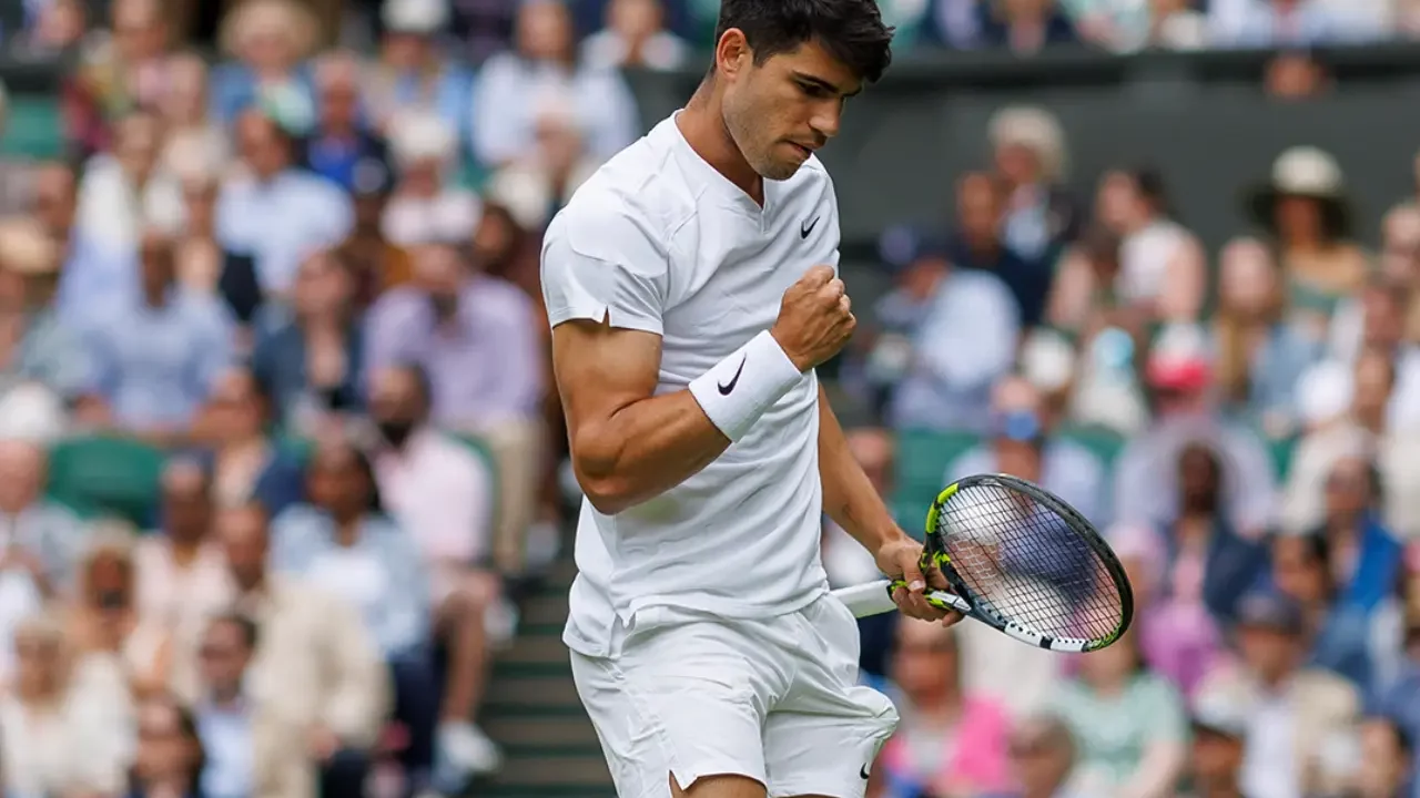 Carlos Alcaraz avanza en Wimbledon tras vencer al ‘tapado’ Lajal en primera ronda