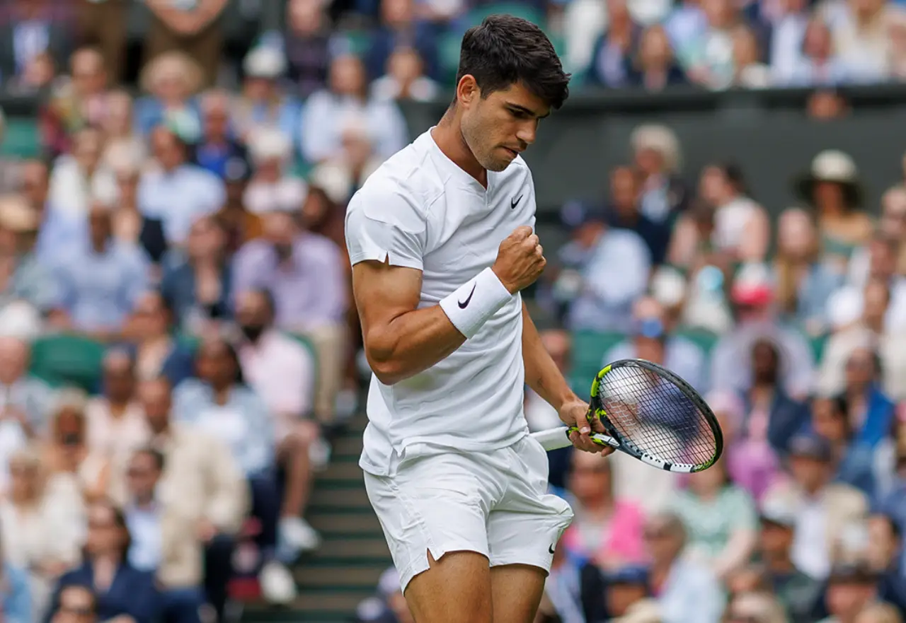 Carlos Alcaraz avanza en Wimbledon tras vencer al ‘tapado’ Lajal en primera ronda