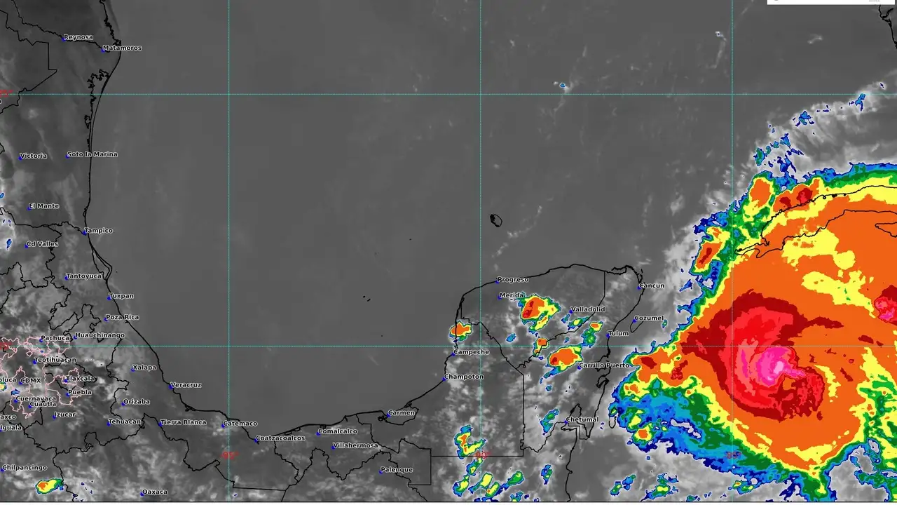 Beryl se degrada a huracán categoría 2 en camino a México