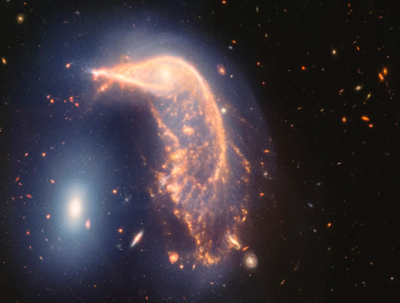 Foto del telescopio Webb muestra dos galaxias danzando, en su segundo aniversario