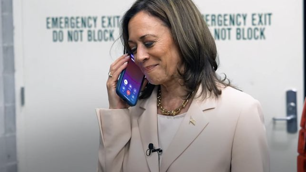 Barack y Michelle Obama brindan respaldo a Harris con video de llamada en vivo