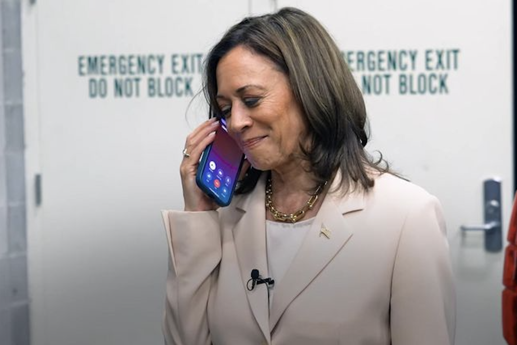 Barack y Michelle Obama brindan respaldo a Harris con video de llamada en vivo