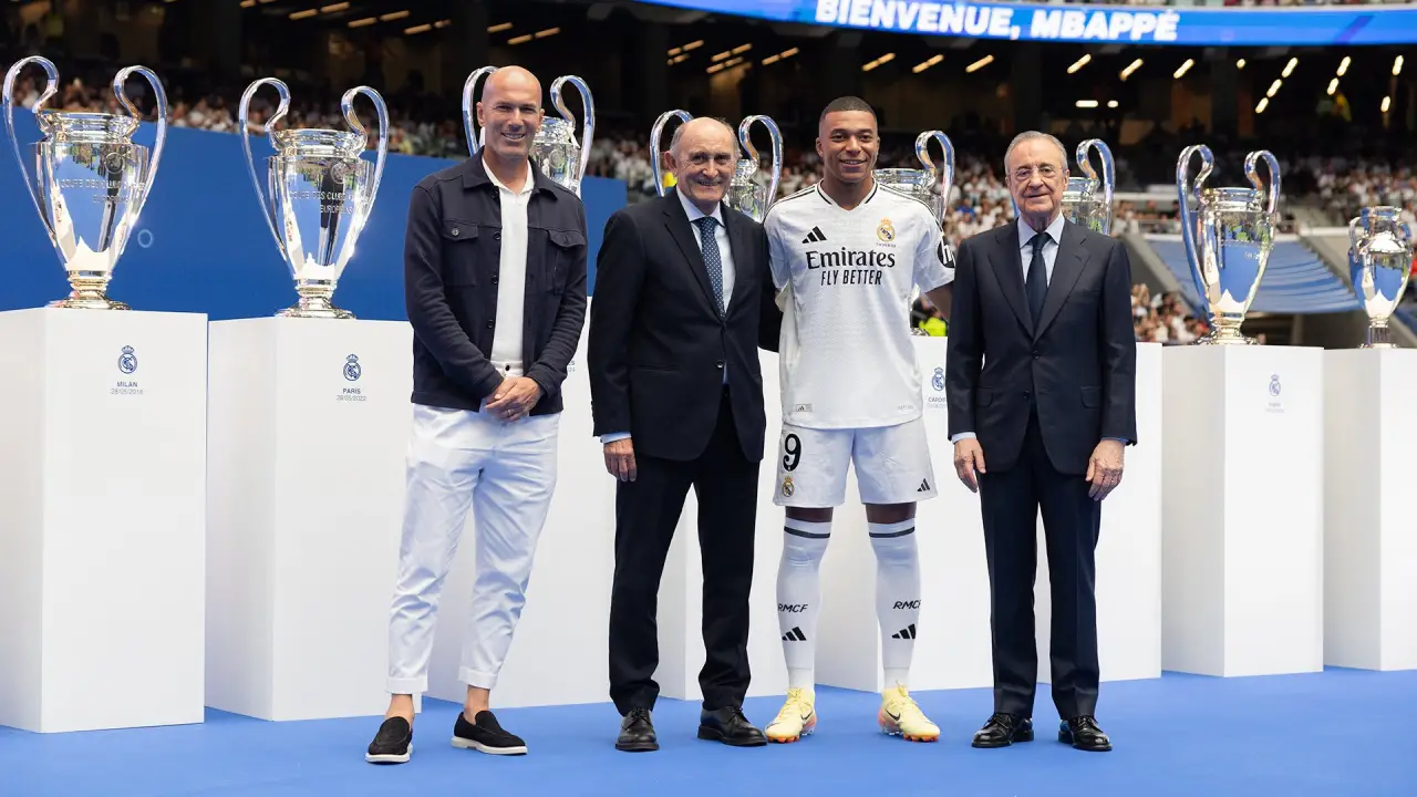 Presentación de Mbappé con el Real Madrid: besos al escudo y un ‘¡Hala Madrid!’ desatan la euforia