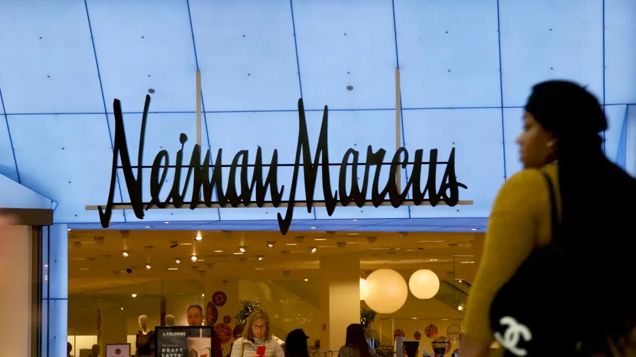 Neiman Marcus y Saks Fifth Avenue avanzan en adquisición por 2,650 mil mdd, con respaldo de Amazon