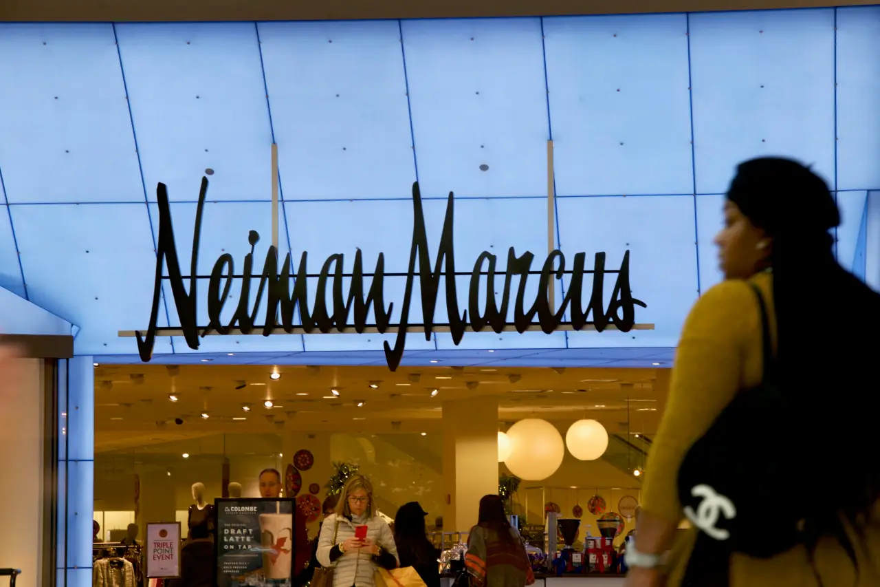 Neiman Marcus y Saks Fifth Avenue avanzan en adquisición por 2,650 mil mdd, con respaldo de Amazon