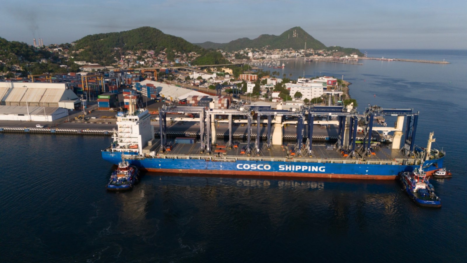 Invierten 57 mdd en grúas para modernizar terminal marítima de Manzanillo 