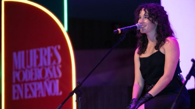 Ximena Sariñana, cantautora y actriz en su presentación en el Foro Forbes Mujeres Poderosas 2024