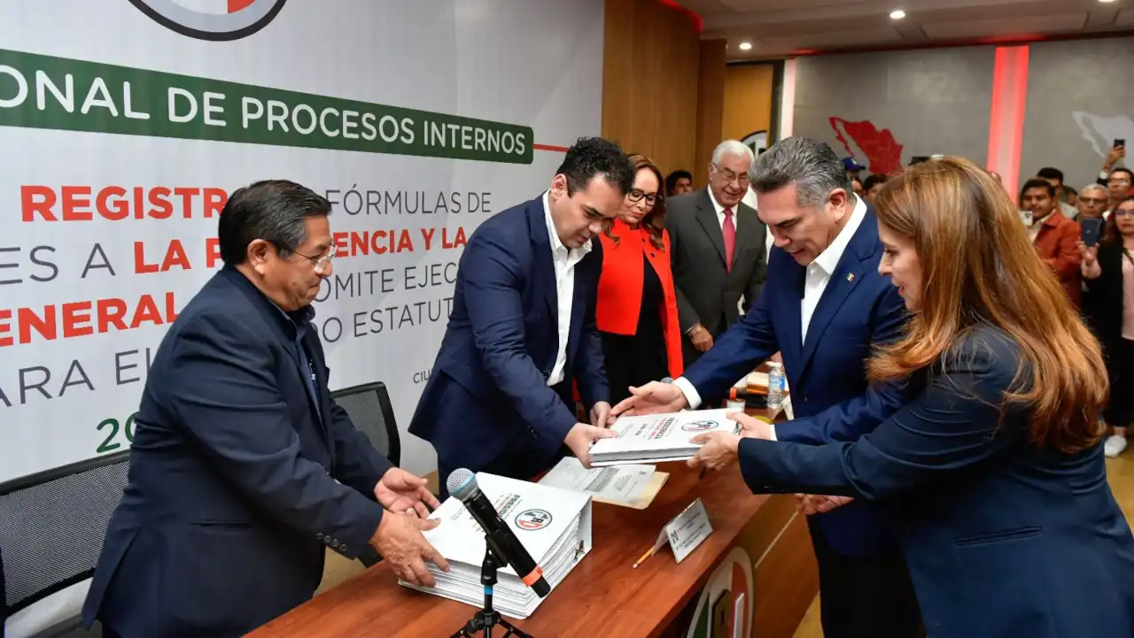 ‘Alito’ Moreno se registra para buscar reelección como presidente del PRI