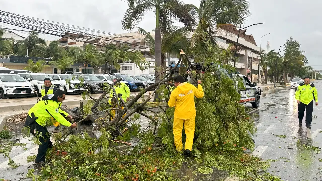 Beryl se degrada a categoría 1 y avanza en tierra sobre Yucatán