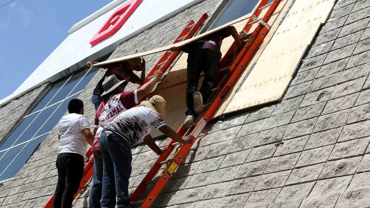 Huracán Beryl arreciará en Yucatán a partir de esta tarde, dice gobernador; Shell cierra plataforma Perdido