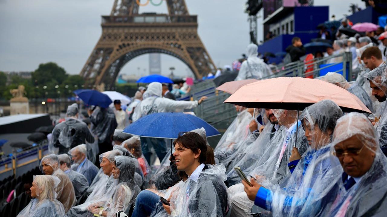 Inauguración París 2024: Controles policiales, calles desiertas y llovizna