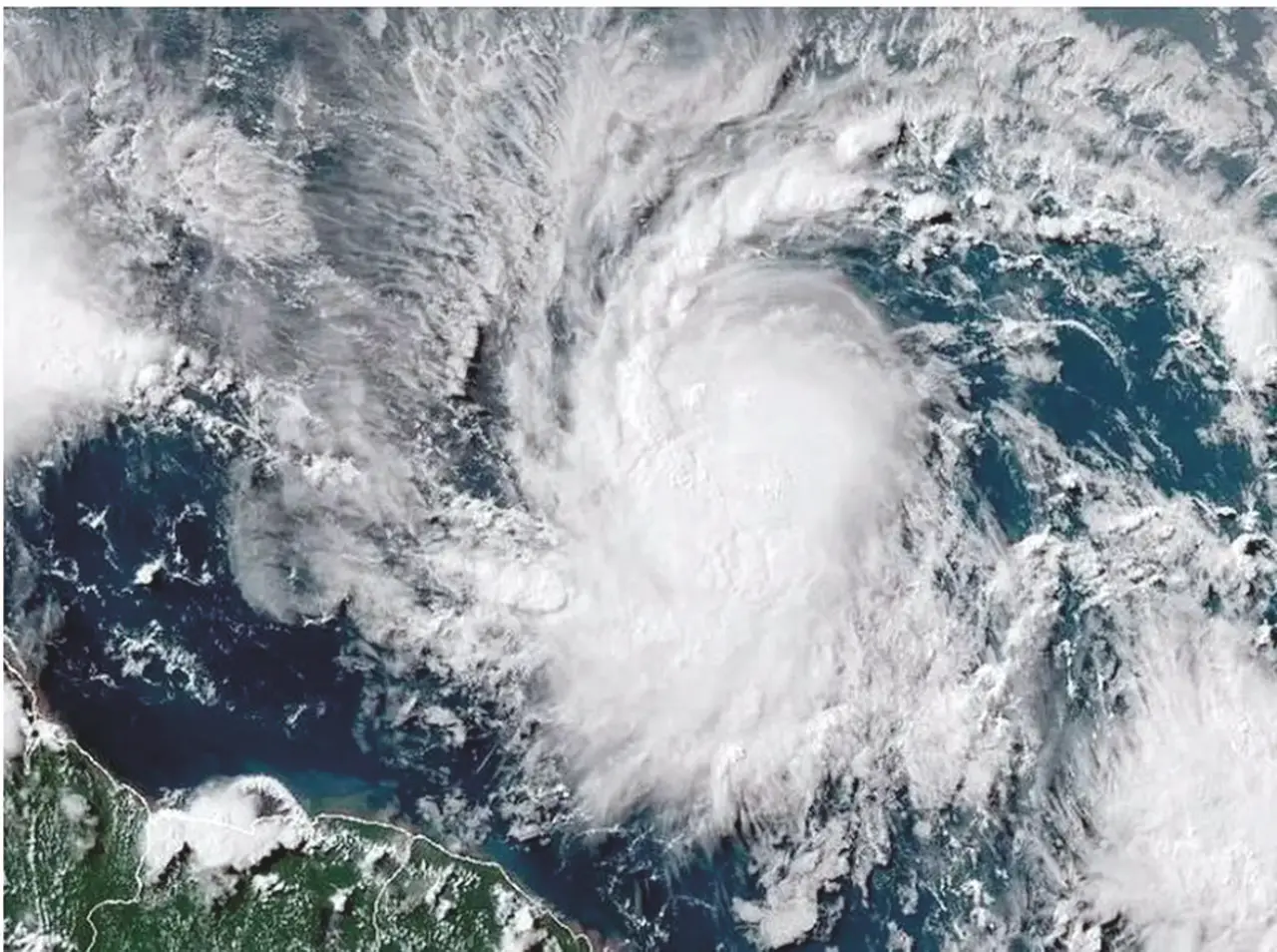 Al menos 3 millones de niños en riesgo por el huracán Beryl, advierte Unicef
