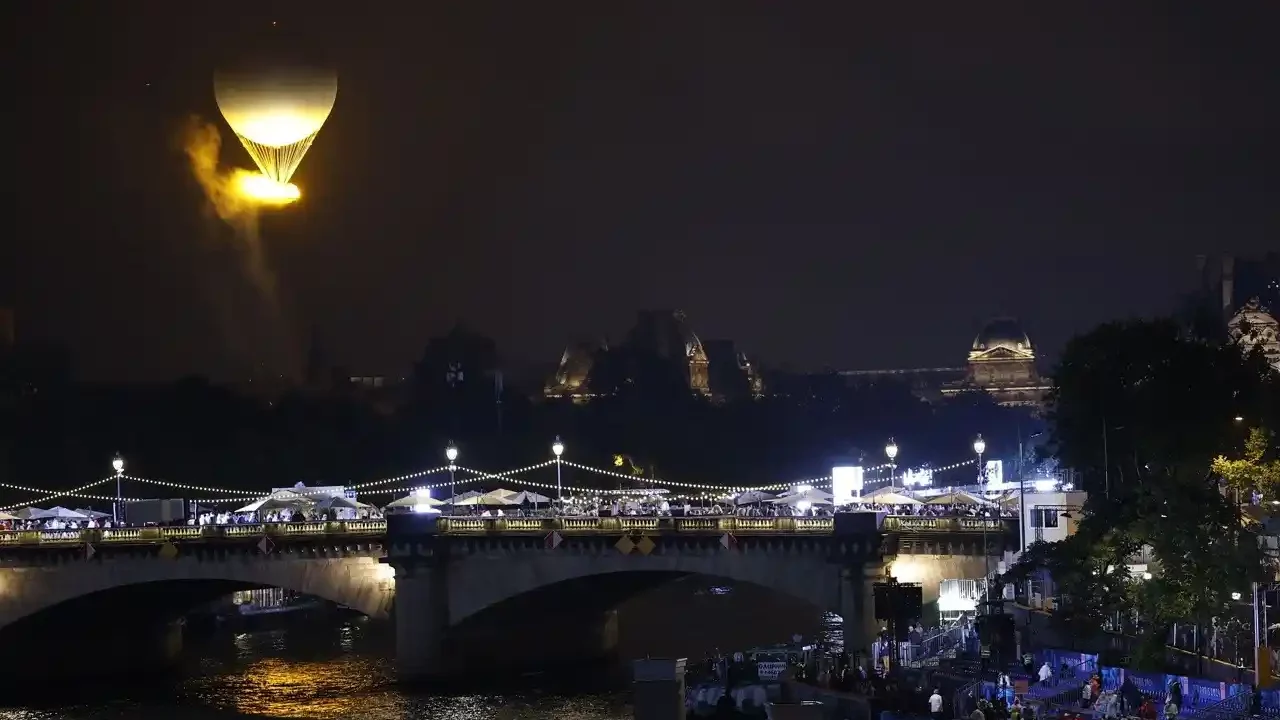 El fuego olímpico ilumina el cielo lluvioso de París