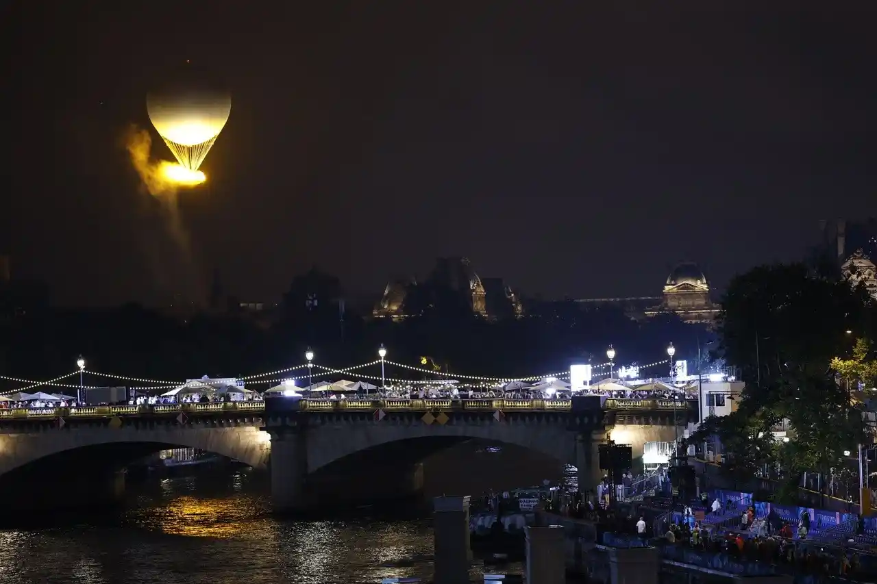 El fuego olímpico ilumina el cielo lluvioso de París