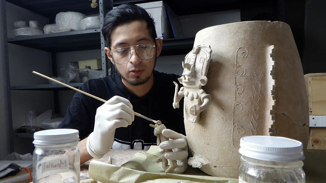 Restauran casi 1,000 piezas prehispánicas salvadas del paso del Tren Maya