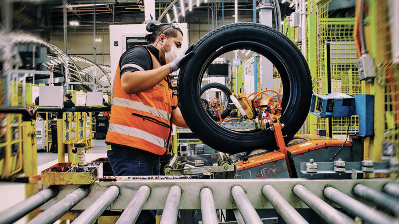 Trabajadores mexicanos alistan queja laboral bajo el T-MEC contra planta de Pirelli en Guanajuato