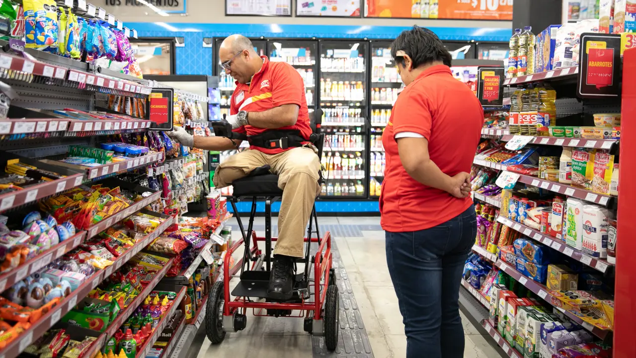 Femsa abre en Toluca un OXXO diseñado para personal y clientes con discapacidad