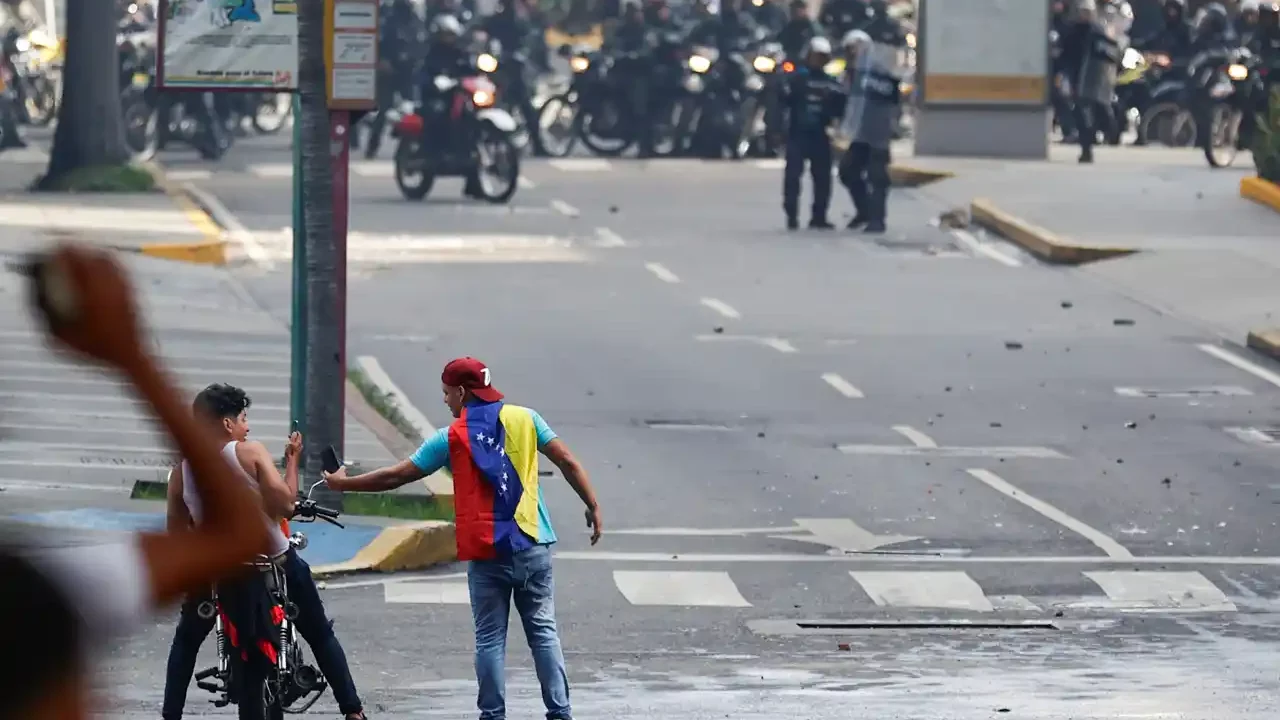 Miles de personas protestan en Venezuela por el resultado oficial de las elecciones