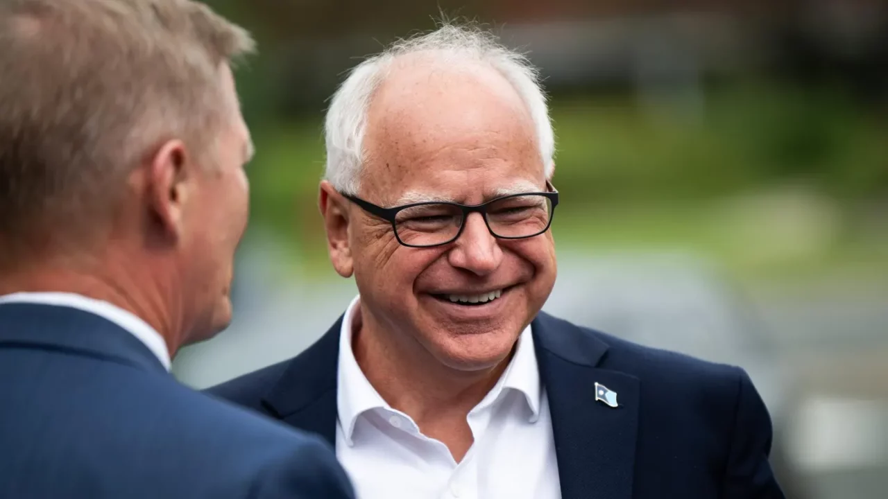 Kamala Harris elige a Tim Walz como compañero de fórmula: esto es lo que debes saber sobre él