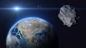 Planeta Tierra y gran asteroide en el espacio. Getty