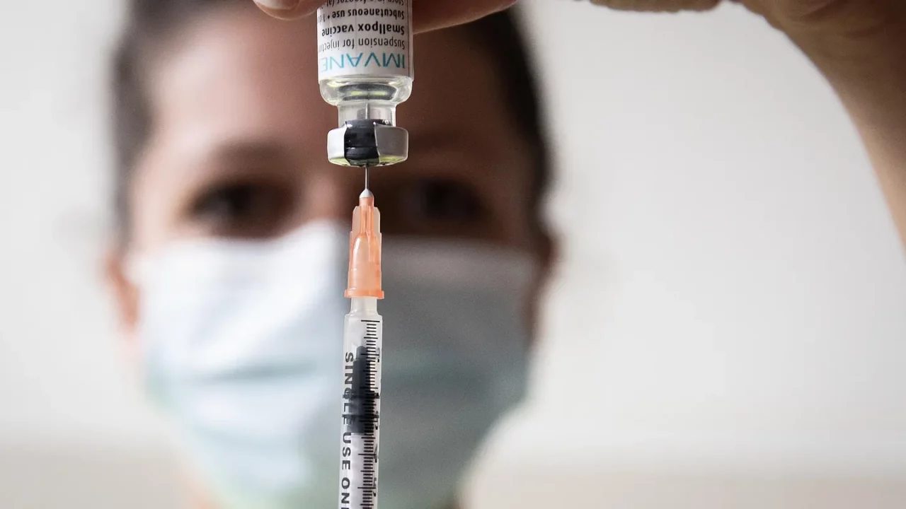 Acciones del fabricante de vacunas Mpox, Bavarian Nordic, se disparan en medio de la preocupación por brote del virus
