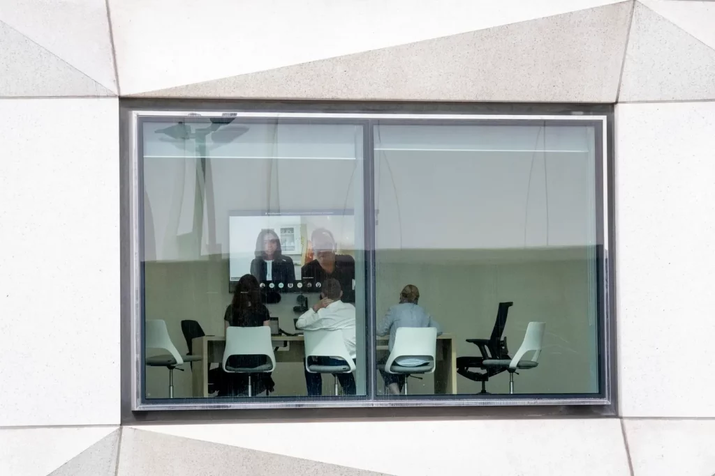 A través de la ventana de una oficina corporativa, el personal participa en una reunión de Zoom en la City de Londres, el distrito financiero de la capital, el 21 de septiembre de 2021, en Londres, Inglaterra. (Foto de Richard Baker / En imágenes vía Getty Images)En imágenes vía Getty Images