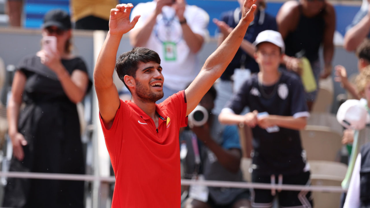 Carlos Alcaraz avanza en París y está a un paso de las medallas