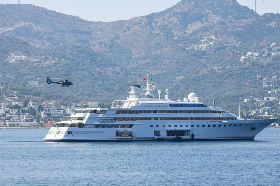Megayate de Salinas Pliego colisiona con el de Steve Jobs frente a la costa de Napoli