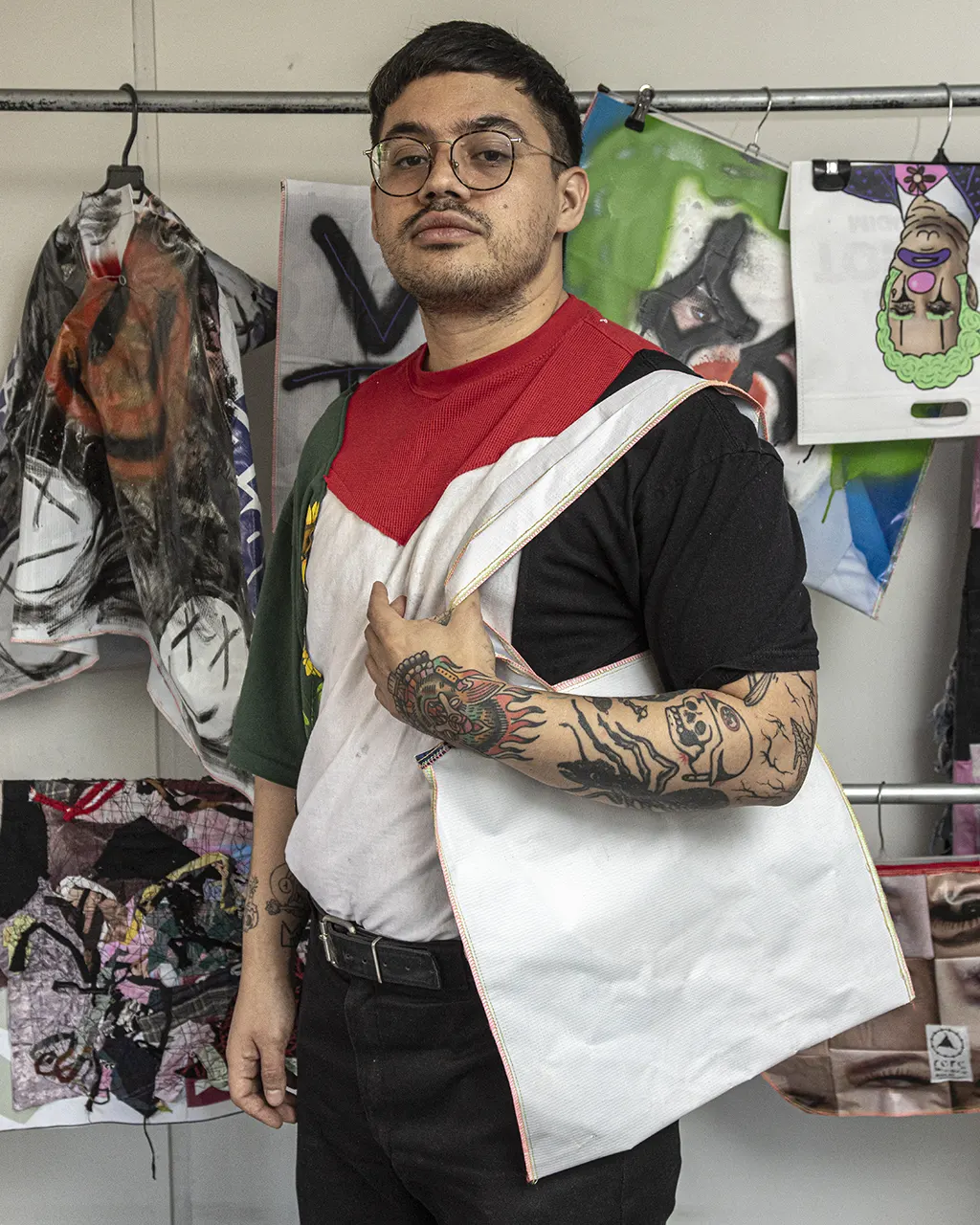 Camilo Morales, confecciona bolsas y prendas con las lonas intervenidas. Foto: ©Angélica Escobar/Forbes México.
